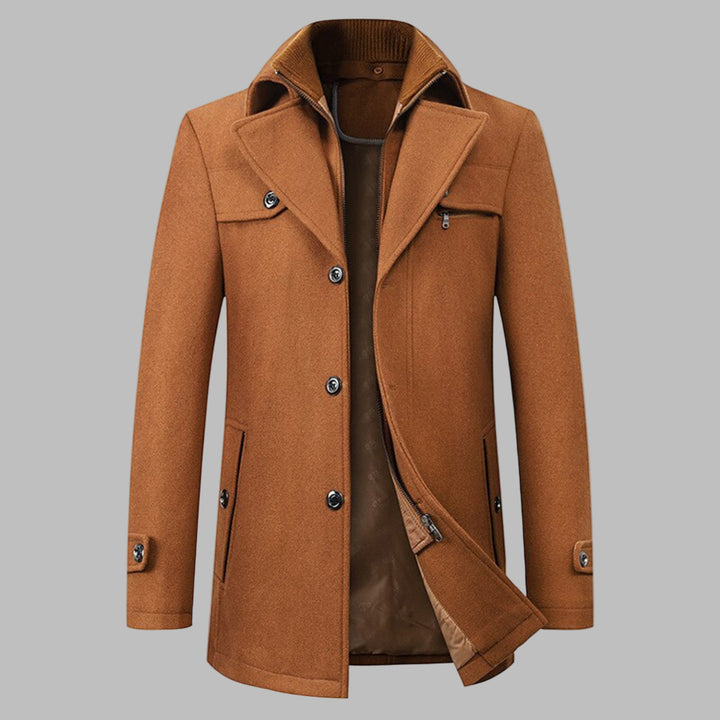 Bruine heren winterjas met knopen, hoge kraag en zakken. Stijlvolle wollen mantel voor koude seizoenen. Perfect voor modieuze winteroutfits.